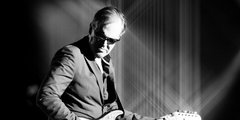 Joe Bonamassa acelera com novo single «Drive By the Exit Sign»