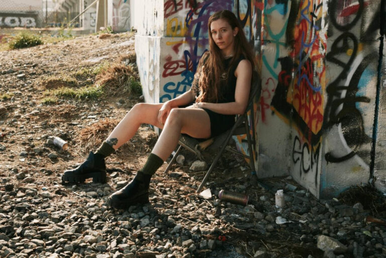 Reba Meyers lança vídeo para o tema «Clouded World»