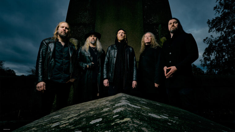 Cemetery Skyline lançam single «Nothing From This World»