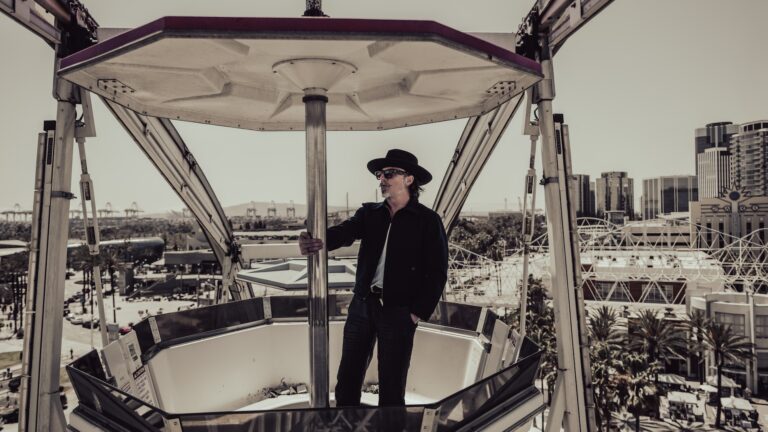 Scott Holiday anuncia projeto a solo intitulado «HOL1D4Y»