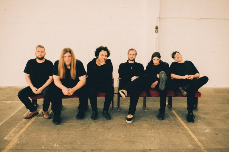 Os Zeal & Ardor e Carpenter Brut unem forças na nova e brutal reimaginação de «Devil Is Fine»